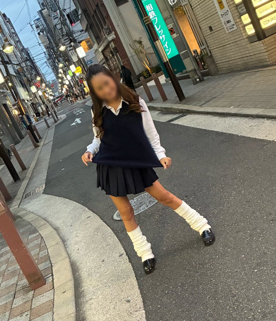 komugi-kurogal-loose-socks-osaka-street-photo-session-walk-146