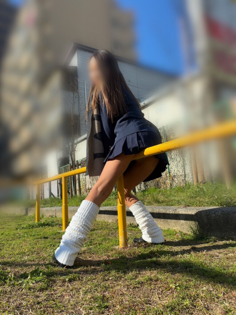 komugi-kurogal-loose-socks-park-bench-side-pose-032