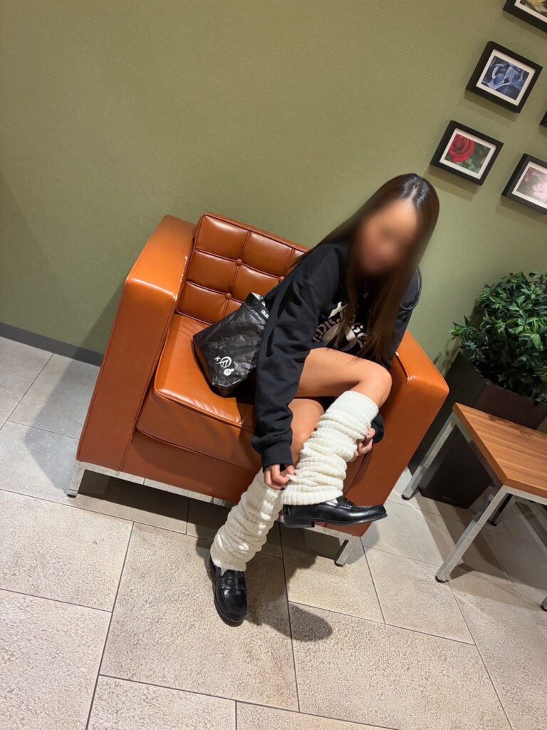 komugi-kurogal-loose-socks-salon-chair-closeup-019